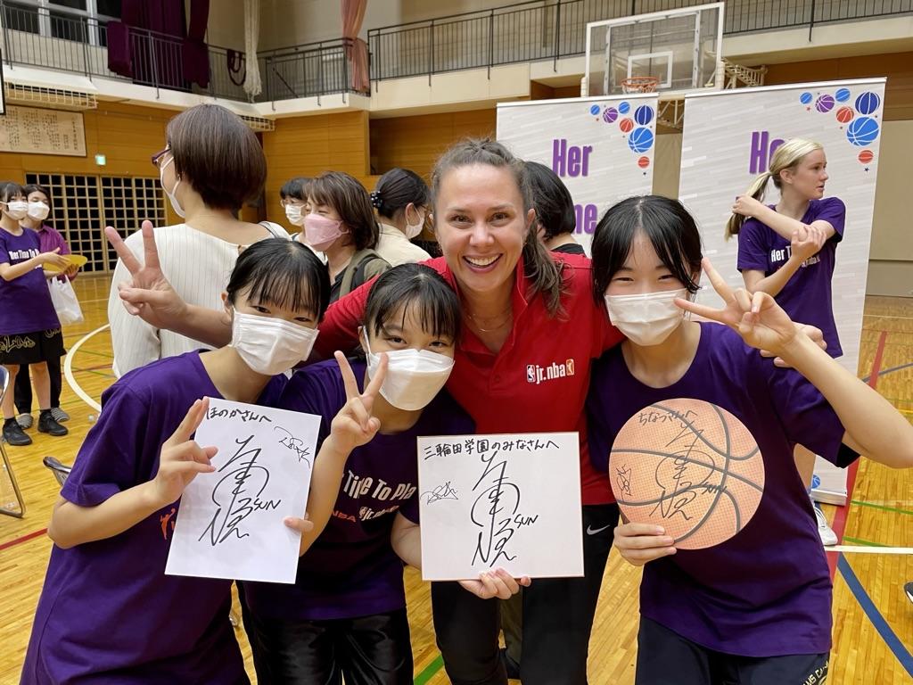 Dawn Smyth à Tokyo au Japon après la toute première clinique “Her Time to Play” qui a dispensé une formation spécialisée en basket-ball aux jeunes femmes dans le cadre des NBA Japan Global Games 2022.