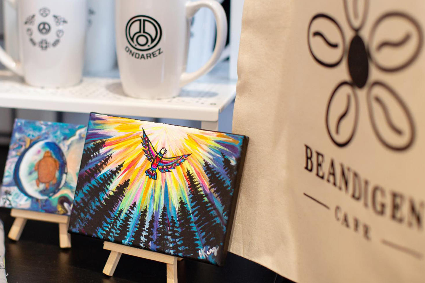 Beandigen cafe art, mugs et grains de café.