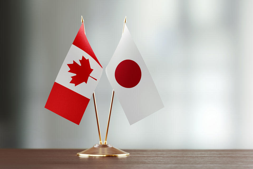 Drapeaux du Canada et du Japon sur une table