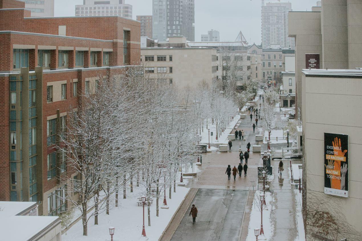 Vue aérienne du campus de l'Université d'Ottawa durant l'hiver.