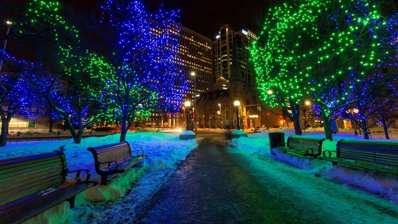 Lumières du temps des Fêtes illuminant le centre-ville d’Ottawa.