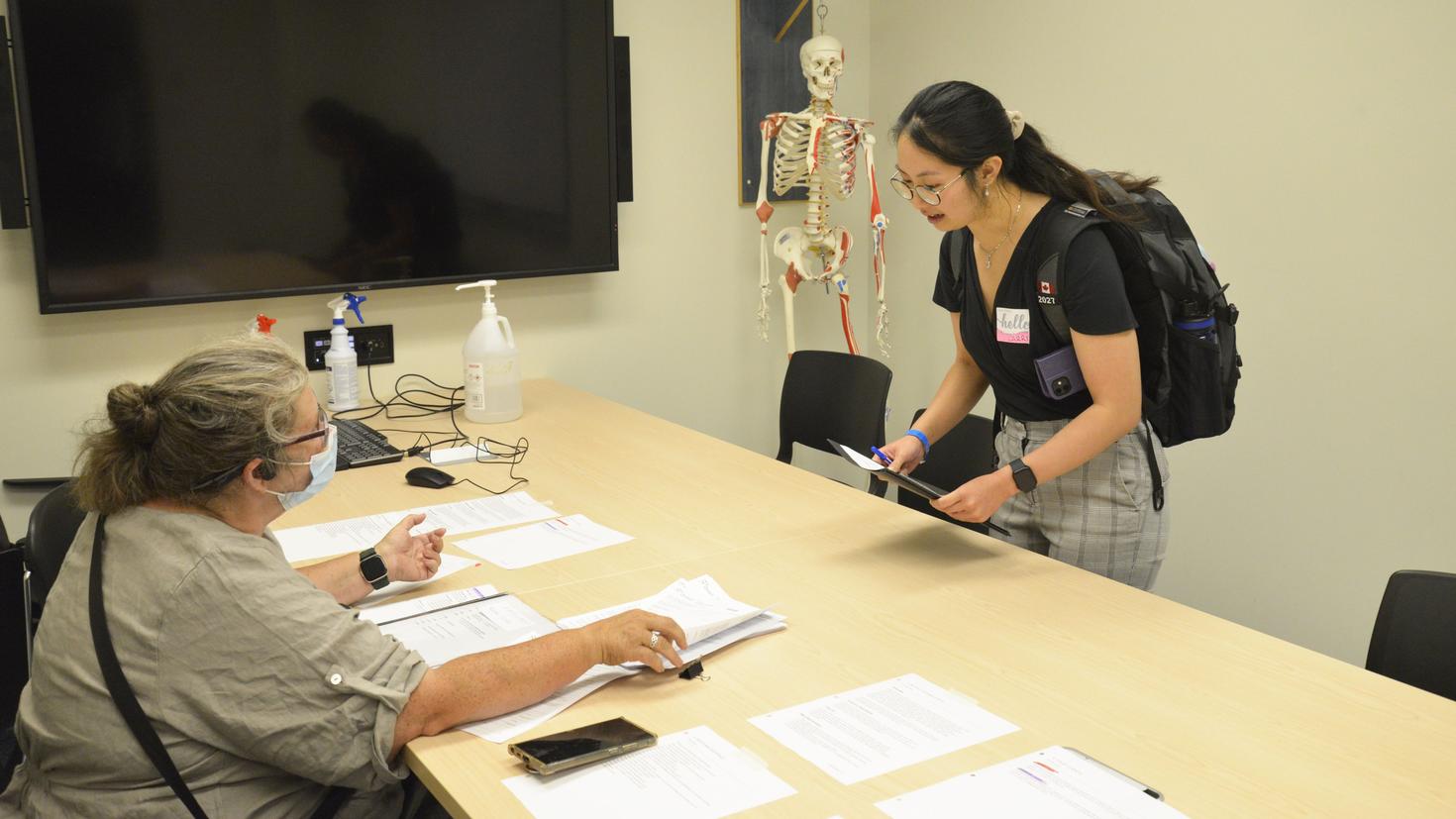 Un étudiant et un animateur participent à une session d'atelier du Projet Empathie