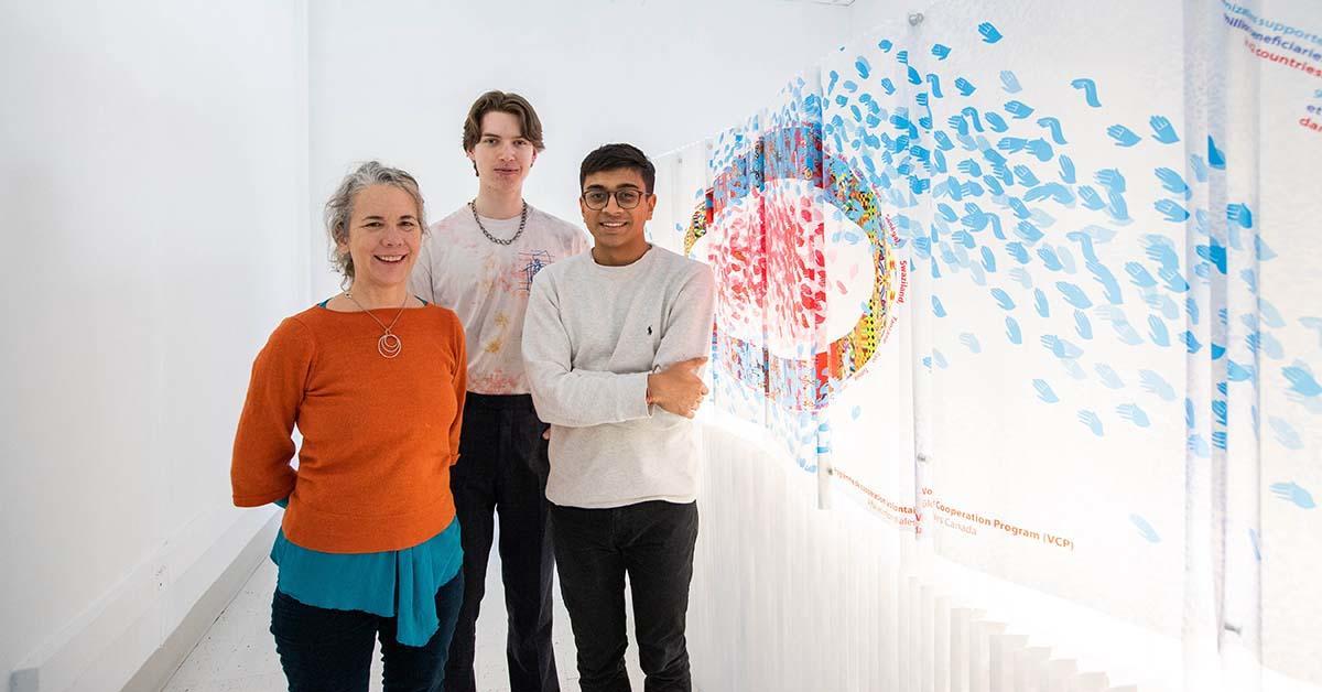 Jennifer Macklem, Willem Deisinger, et Devansh Shah à côté de leur installation artistique