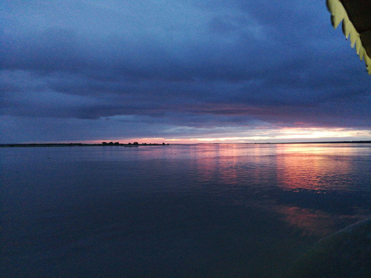 Coucher de soleil au Myanmar vu sur une côte