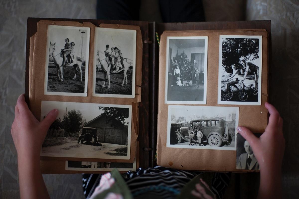 Personne regardant des photos en noir et blanc dans un album