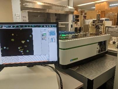 Opera Phenix avec bras robotisé délivrant une plaque de microtitration