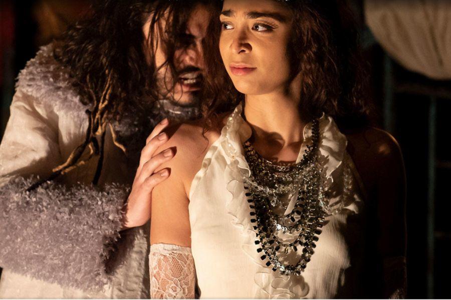 Deux personnes jouant dans une pièce de théâtre. 