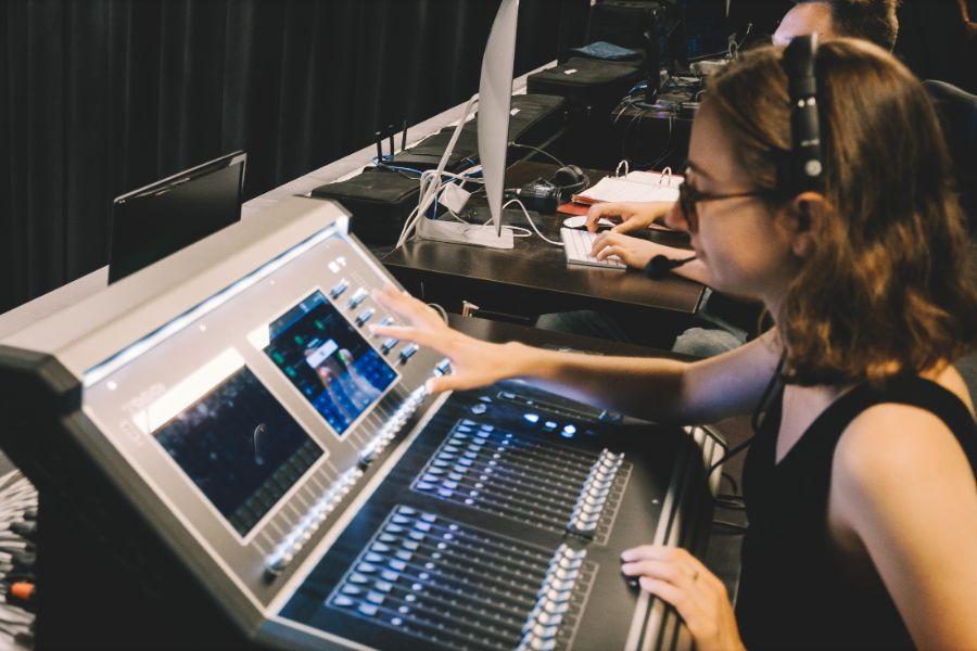 Élève travaillant sur une table d'enregistrement. 