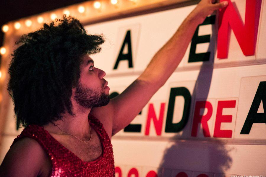 Personne mettant en place un panneau pour une production à venir. 