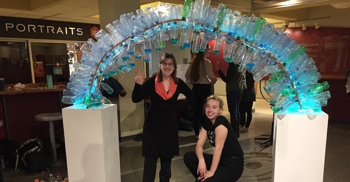 Victoria Rodgers et Emily Janek avec leur sculpture faite de bouteilles d'eau recyclées.