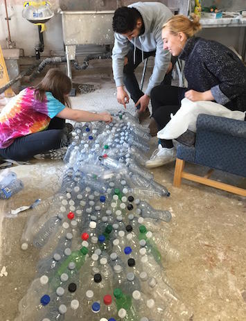Victoria Rodgers, Ziad Salameh et Emily Janek avec leur sculpture faite de bouteilles d'eau recyclées.