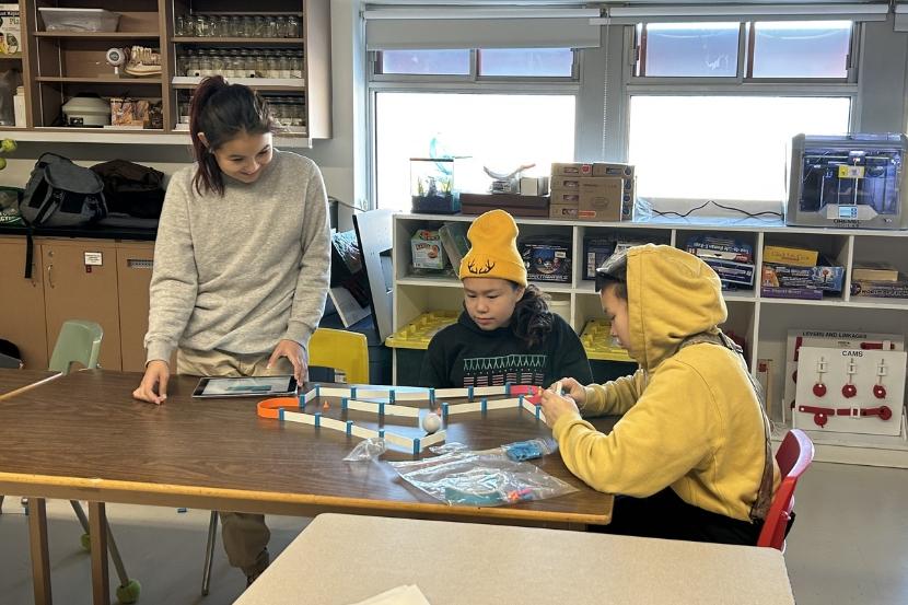 Deux élèves et une enseignante font l'activité Sphero.