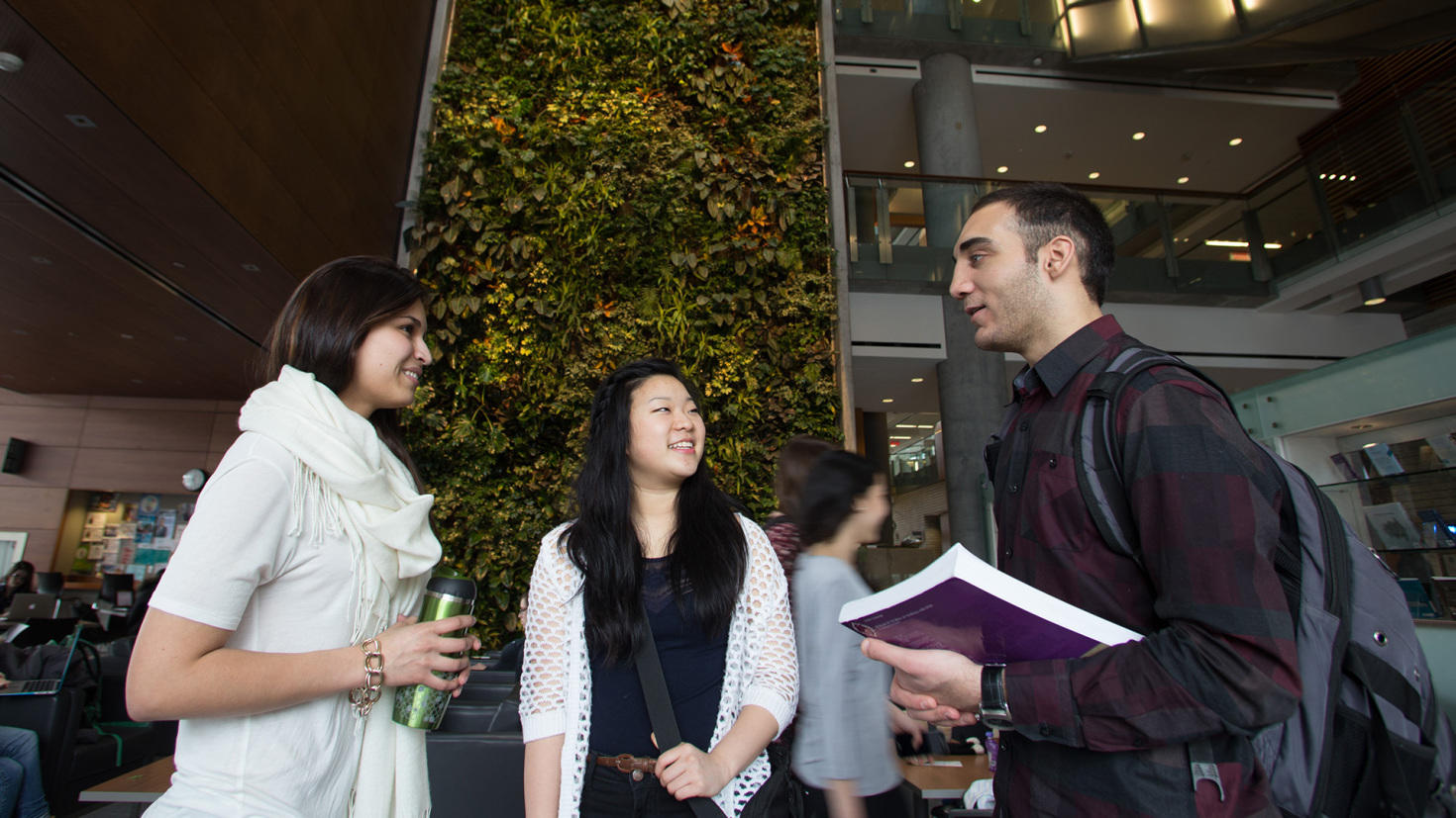 Étudiants et étudiantes dans le hall de l’édifice des Sciences sociales. 