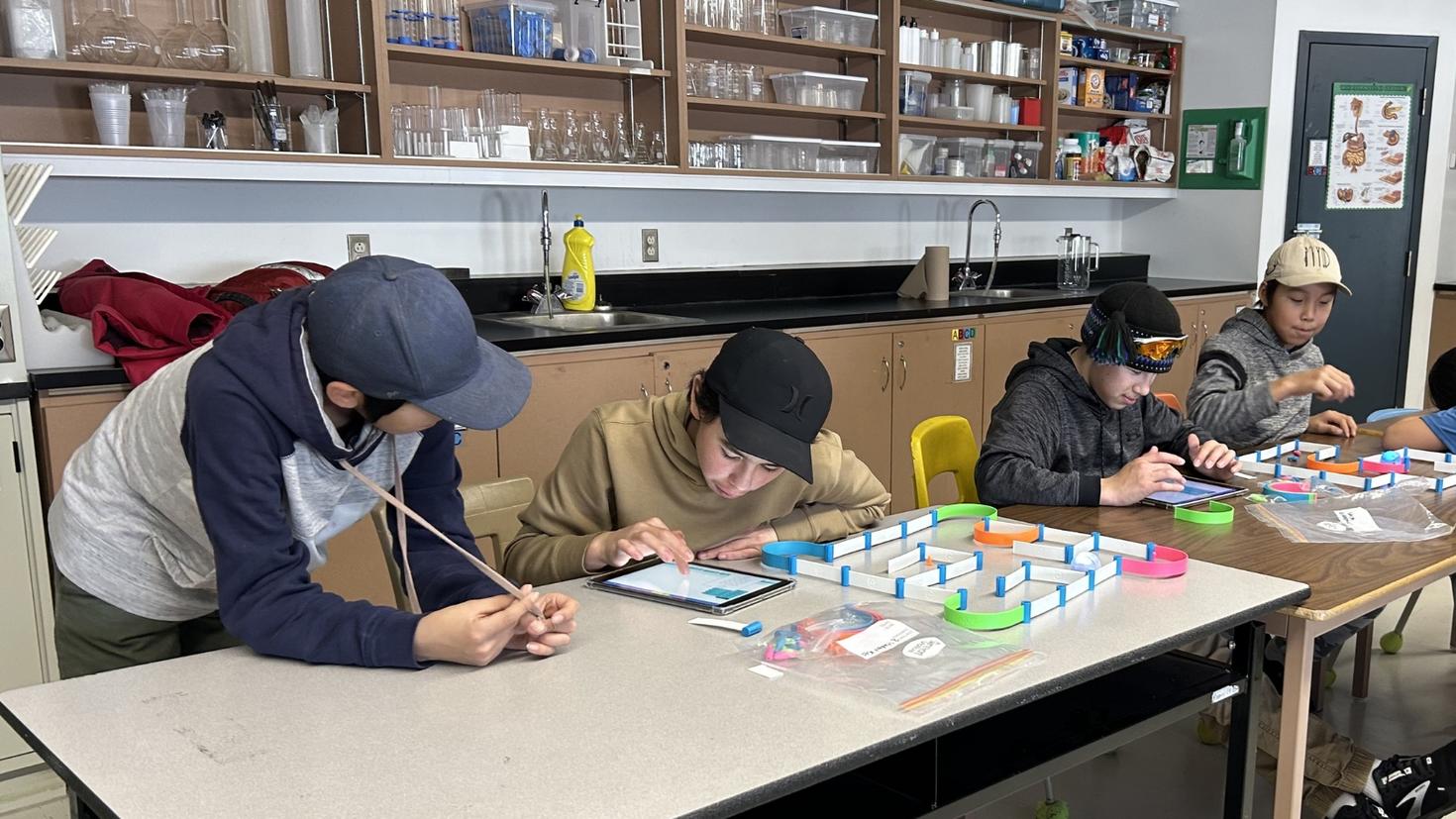 Groupe d'élèves s'amusant avec des activités STIM.