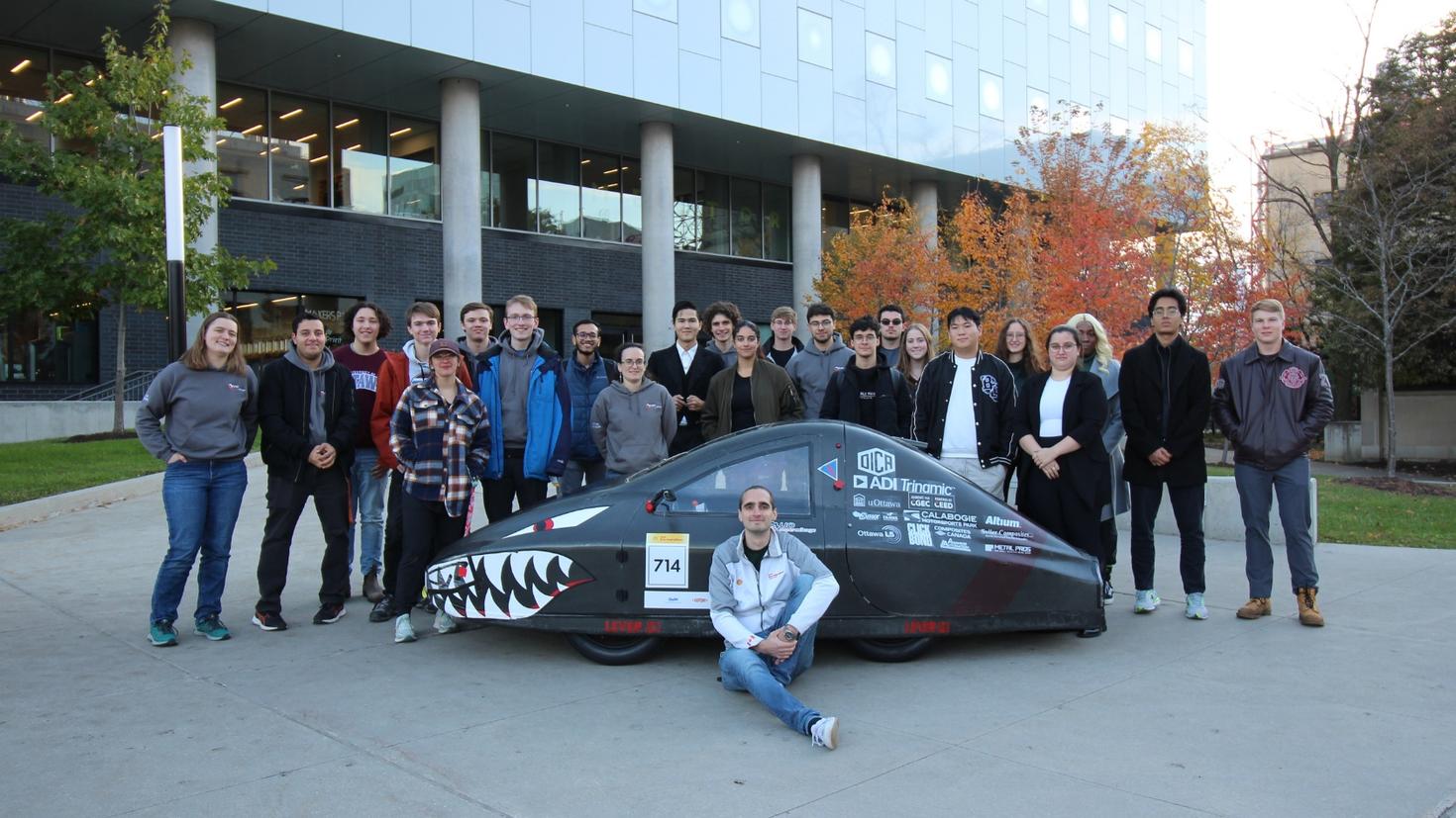 Simon Jonathan Tremblay, l'équipe de Supermileage et leur voiture électrique.