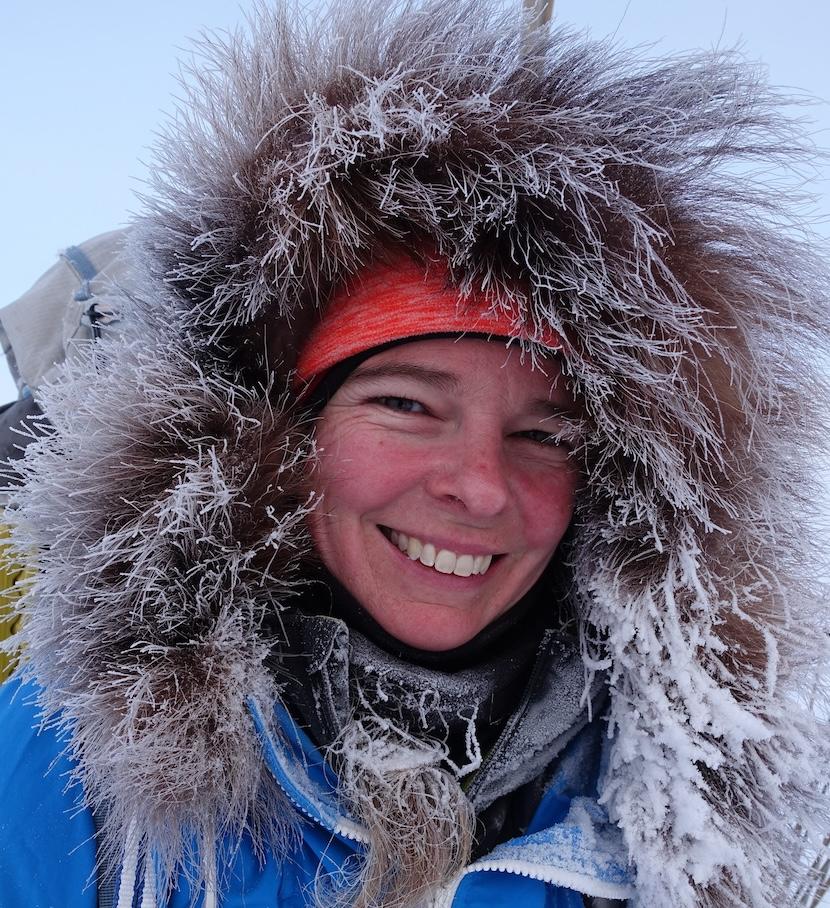 Visage souriant de Pascale Marceau entouré d’un capuchon glacé par le froid.