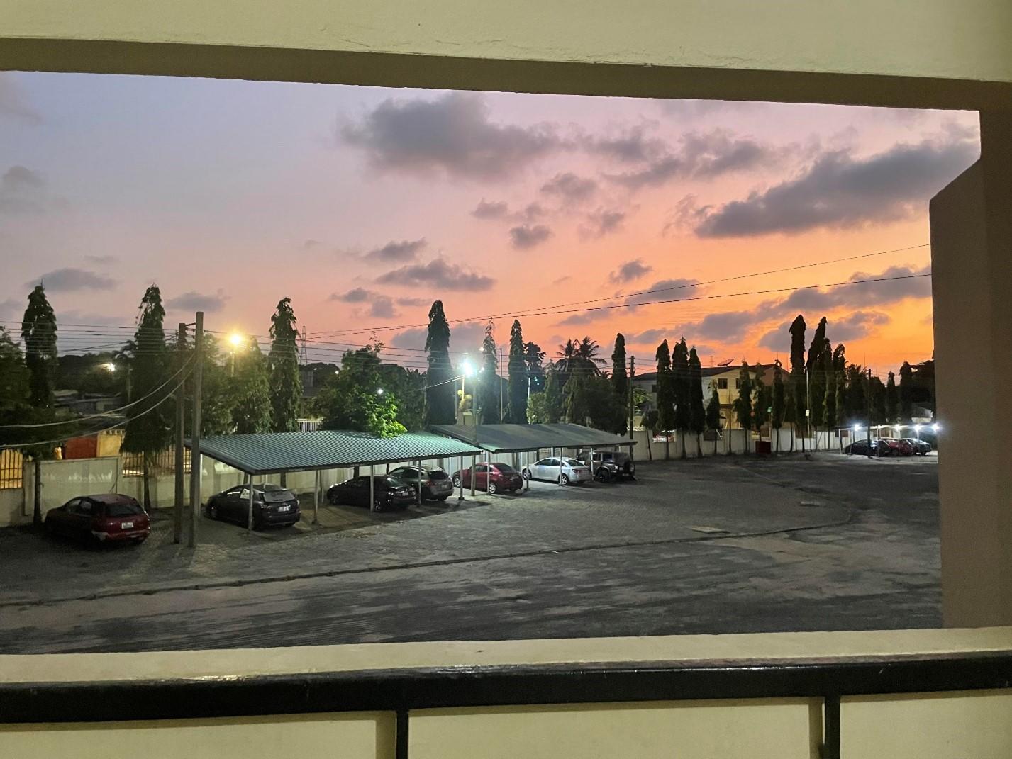 Parking en soirée vu d'une fenêtre