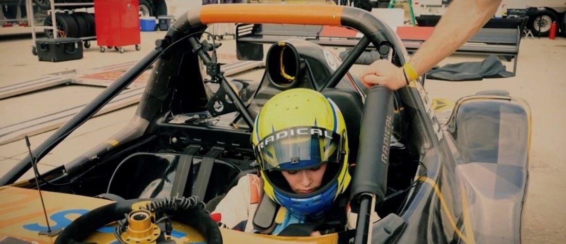Nora Jordan au volant de sa voiture de course.