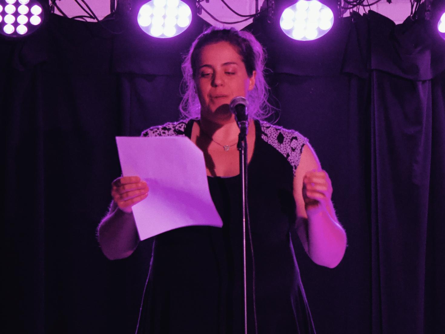 Portrait de Myriam Legault-Beauregard en pleine lecture d'un de ses poèmes sur la scène du bar Minotaure