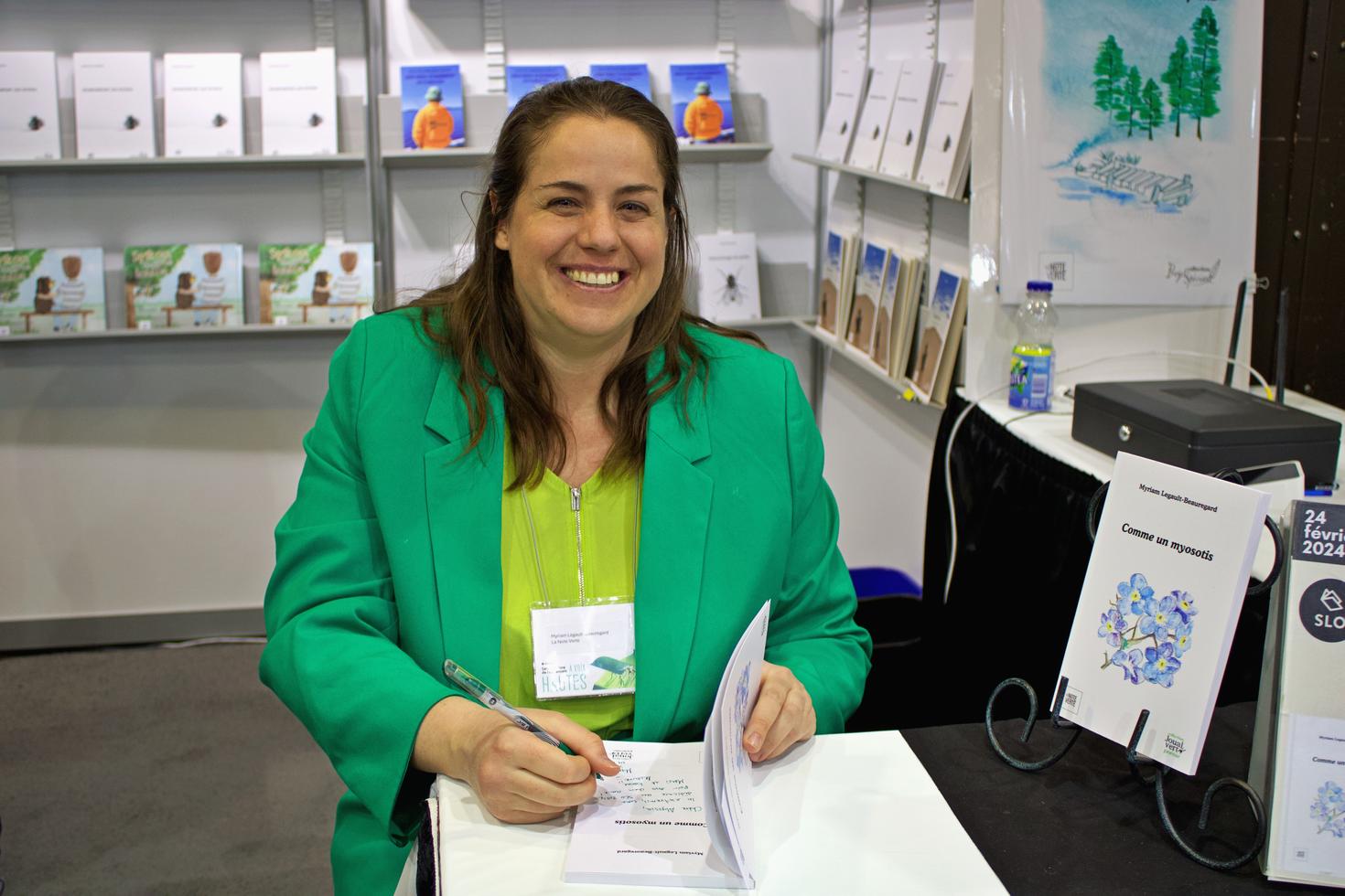 Portrait de Myriam Legault-Beauregard signant son livre