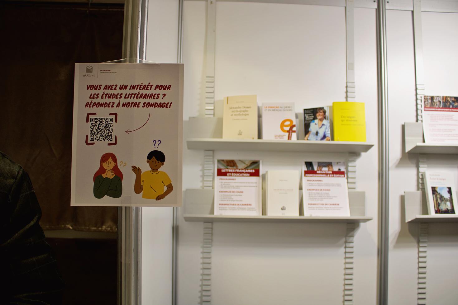 Décorations du kiosque avec des affiches et des livres