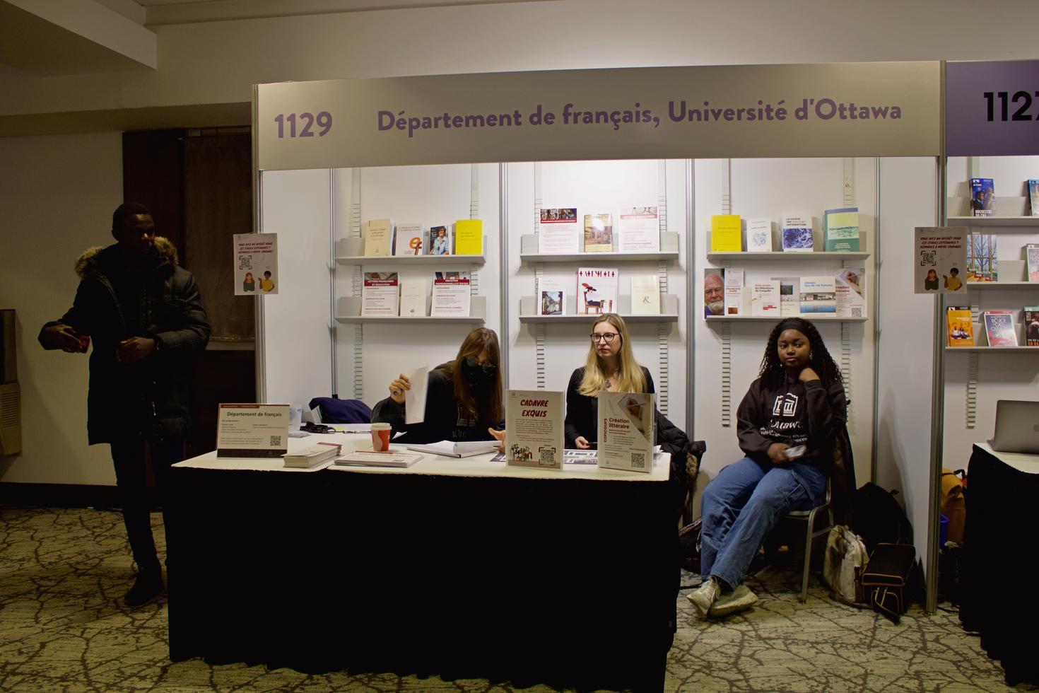 Kiosque du Département de français au Salon du livre de l'Outaouais avec la directrice des cycles supérieurs et des étudiantes bénévoles