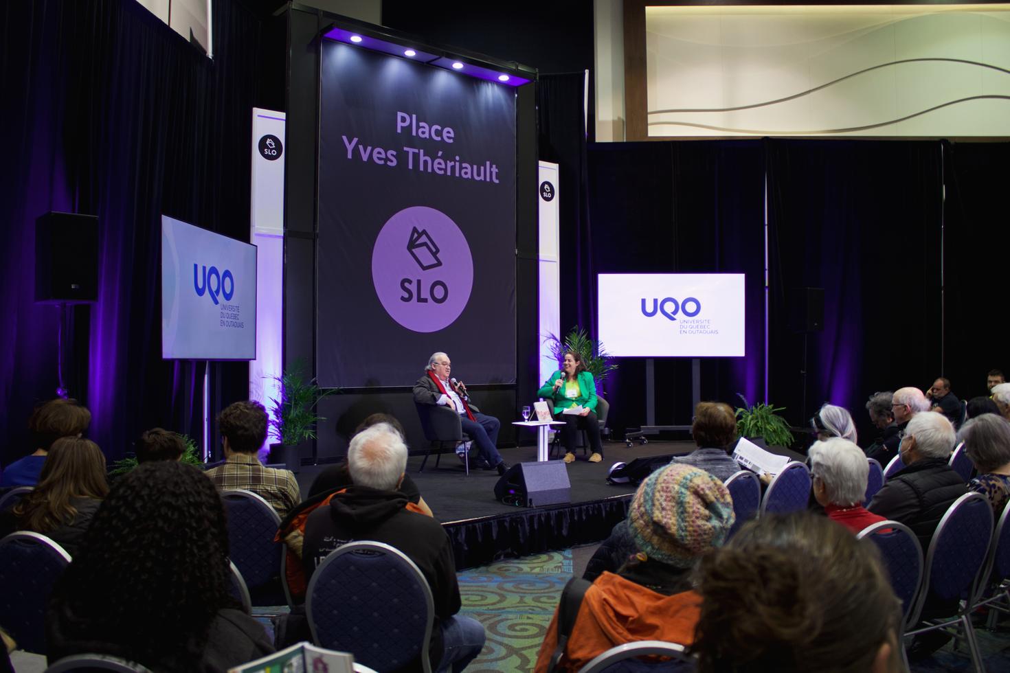 Jean Marc Dalpé et Myriam Legault-Beauregard sur la Place Yves-Thériault du Salon du livre de l'Outaouais  