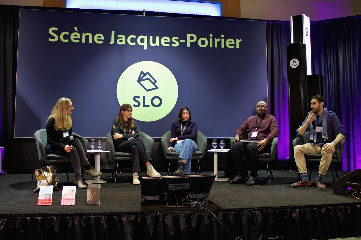 Club de lecture du Département de français discutant sur la Scène Jacques-Poirier 