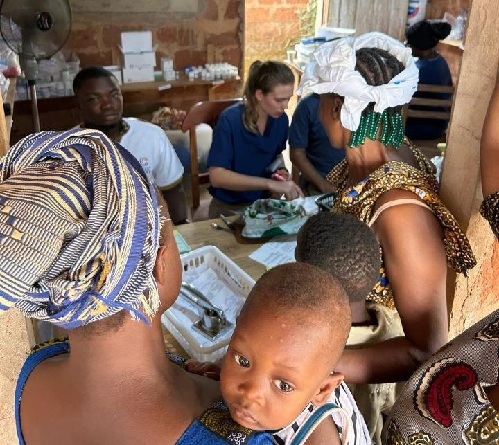 Juliette Thibaudeau aide à soigner les patients d'une clinique au Bénin pendant son stage.