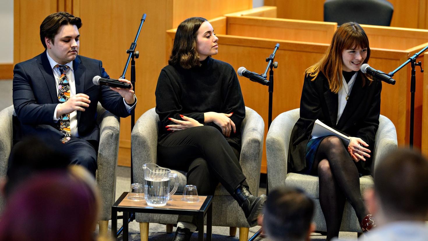 De gauche à droite: Ben Surmachynski, Natasha Gosselin et Justine Grenier.