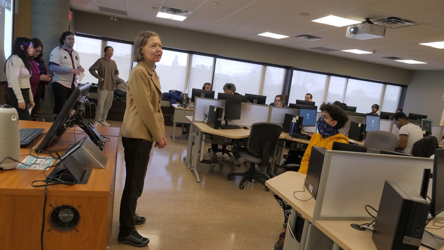 Hélène Carrier, bibliothécaire associée, apprentissage et service aux usagers, s’adresse aux étudiants lors du lancement de la semaine. 