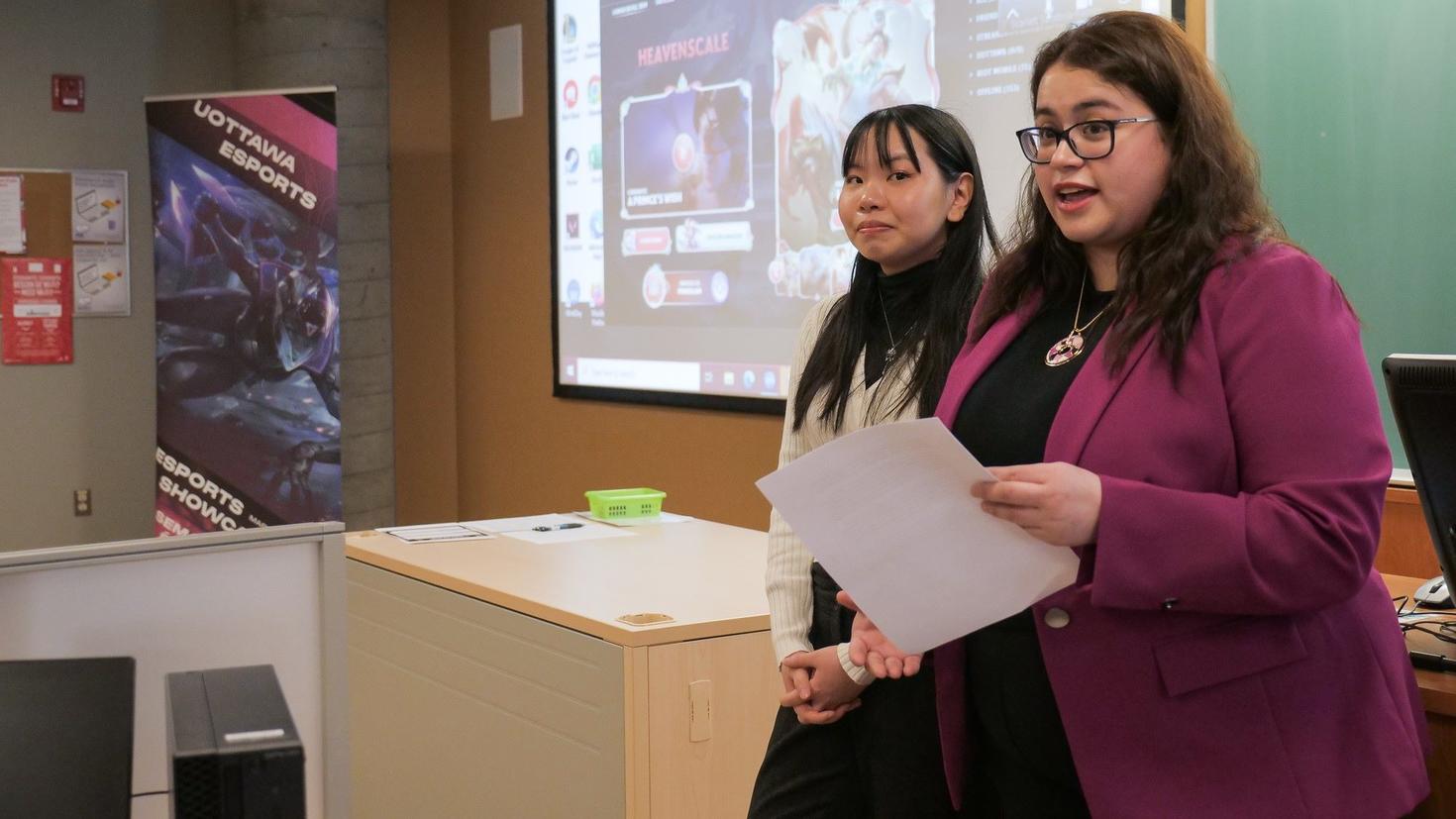 Les co-présidentes de uOttawa Esports Jessica Guo (à gauche) et Scarlett Montserrat Sanabria-Ramos (à droite).