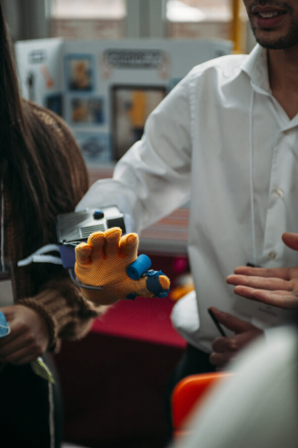 Vue rapprochée d'un autre prototype de bras de préhension robotisé.