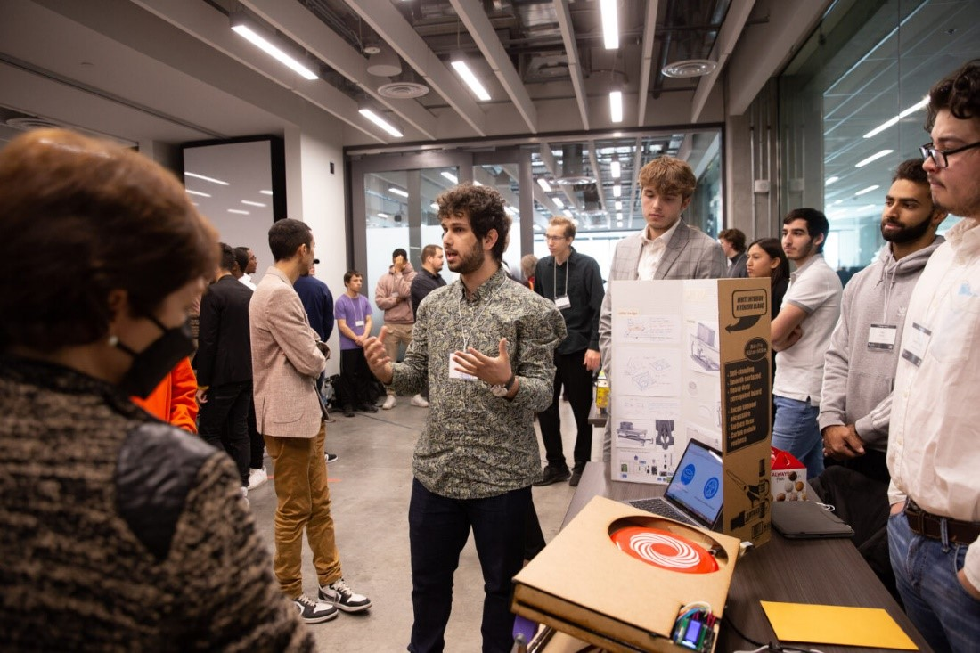 Robotic frisbee thrower