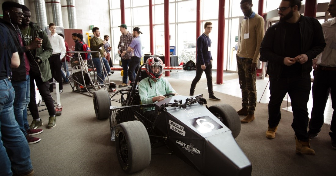 Un participant à la Journée du design présente sa voiture de course