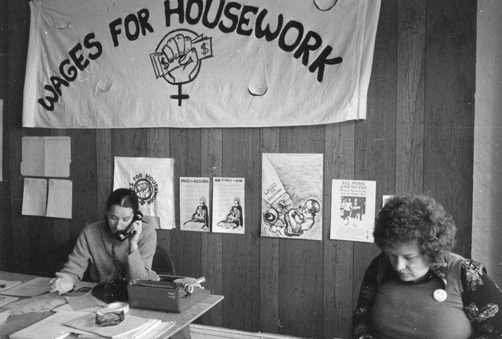 Photographie en noir et blanc de deux travailleuses au bureau de Toronto Wages for Housework