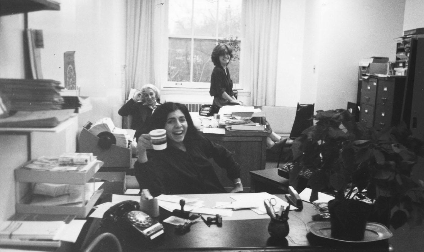 Photographie en noir et blanc de trois travailleuses au bureau du Comité national d'action sur le statut de la femme