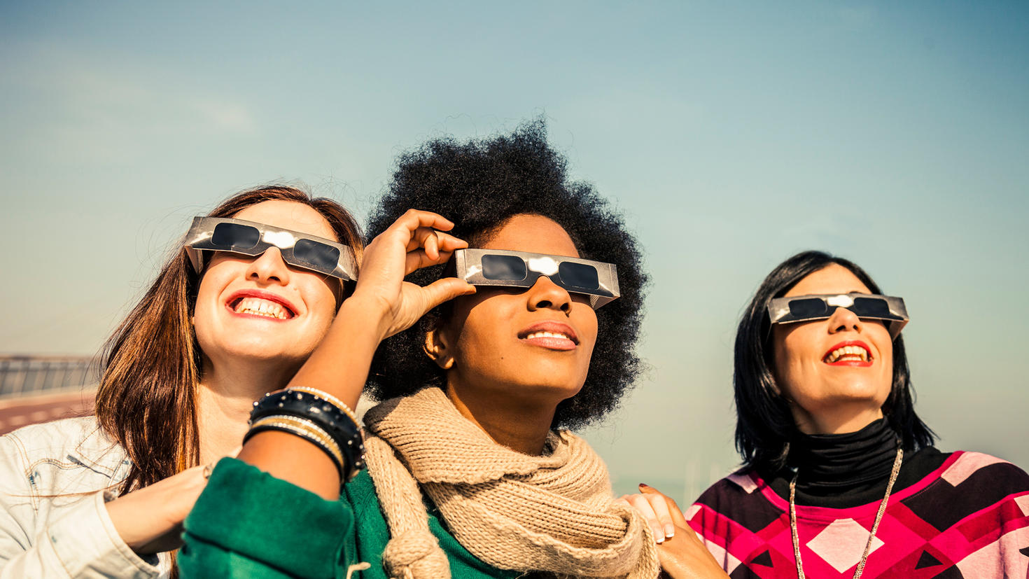 group-of-friends-looking-to-a-solar-eclipse