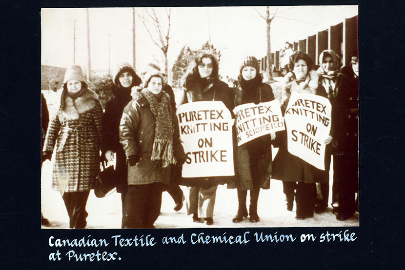 Les travailleuses du Canadian Textile and Chemical Union en grève à Puretex Knitting Co. De nombreuses grévistes sont des travailleuses immigrantes