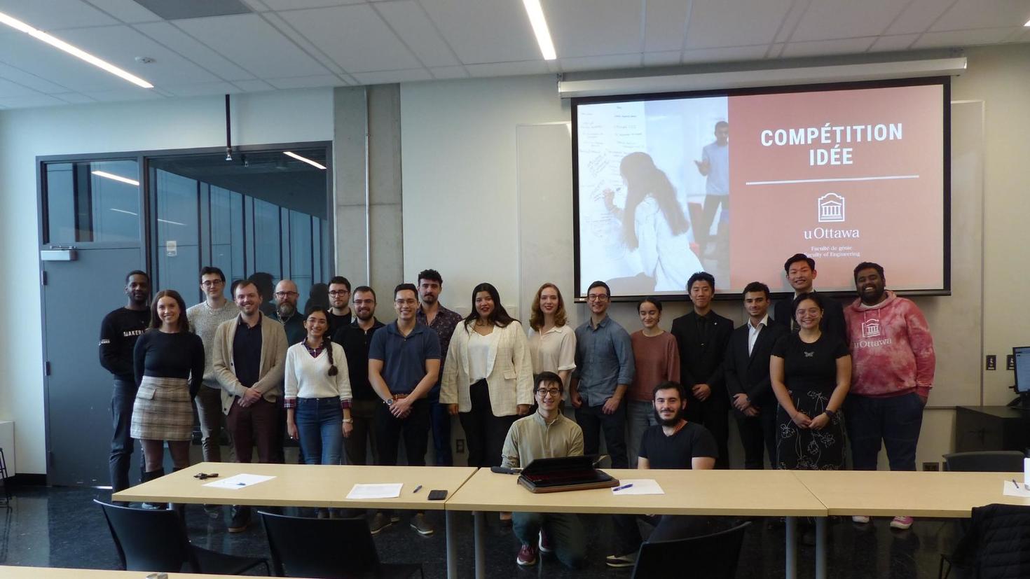 Un groupe détenant un certificat de prix en argent.