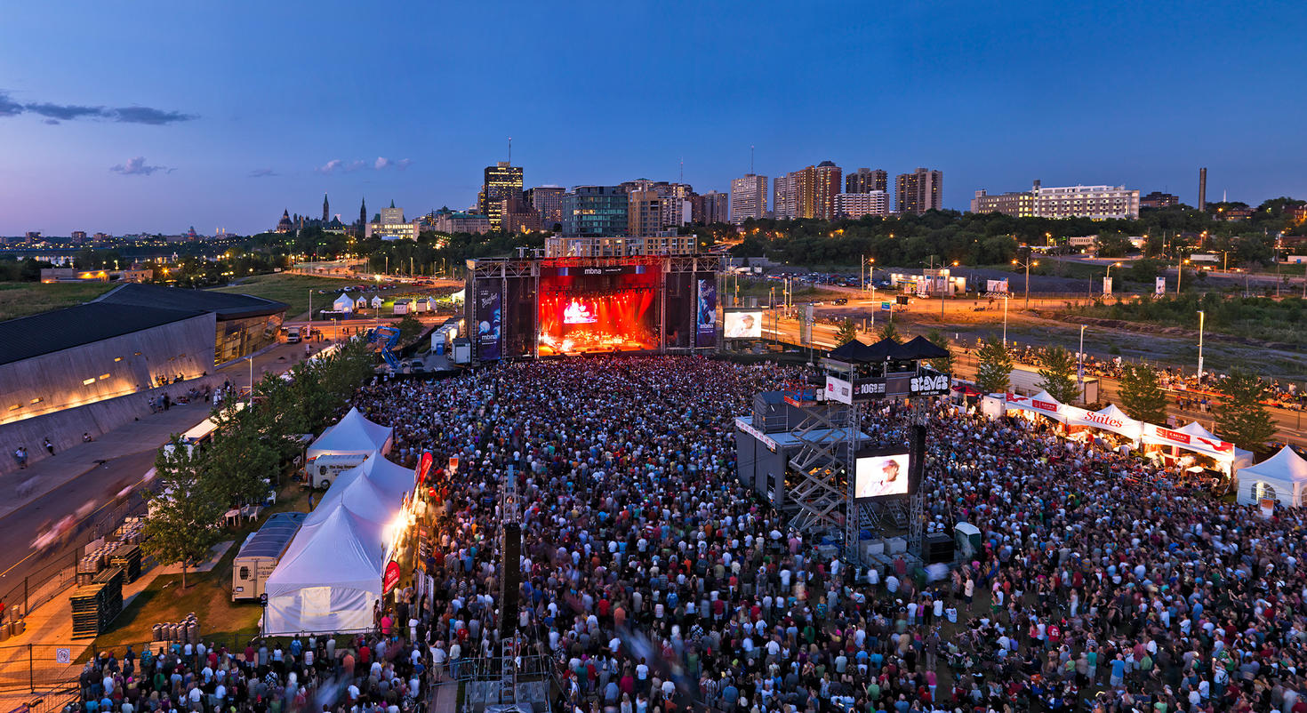 Vue aérienne d'une foule nombreuse au Bluesfest.