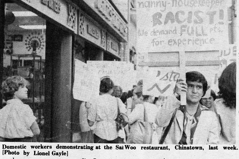 Lionel Gayle, photographe. Des membres du Comité ad hoc des employées de maison philippines pour le statut de résidentes manifestent à l'extérieur du restaurant Sai Woo dans le quartier chinois de Toronto. Publié à l'origine dans Contrast (21 août 1981) 