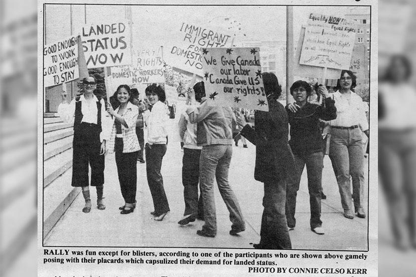Connie Kelso Kerr, photographe. Des membres du Comité ad hoc des employées de maison philippines pour le statut de résident permanent manifestent devant le bureau de l'immigration situé au 480 University Avenue à Toronto. 