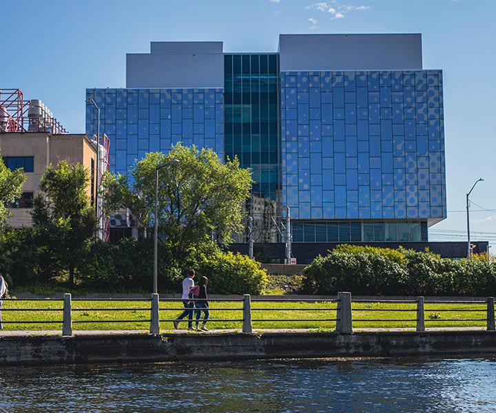 Vue du bâtiment STEM de l'Université d'Ottawa depuis l'autre côté du canal