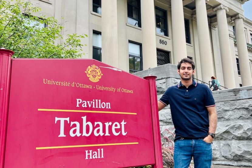 Anas Javaid devant le bâtiment Tabaret