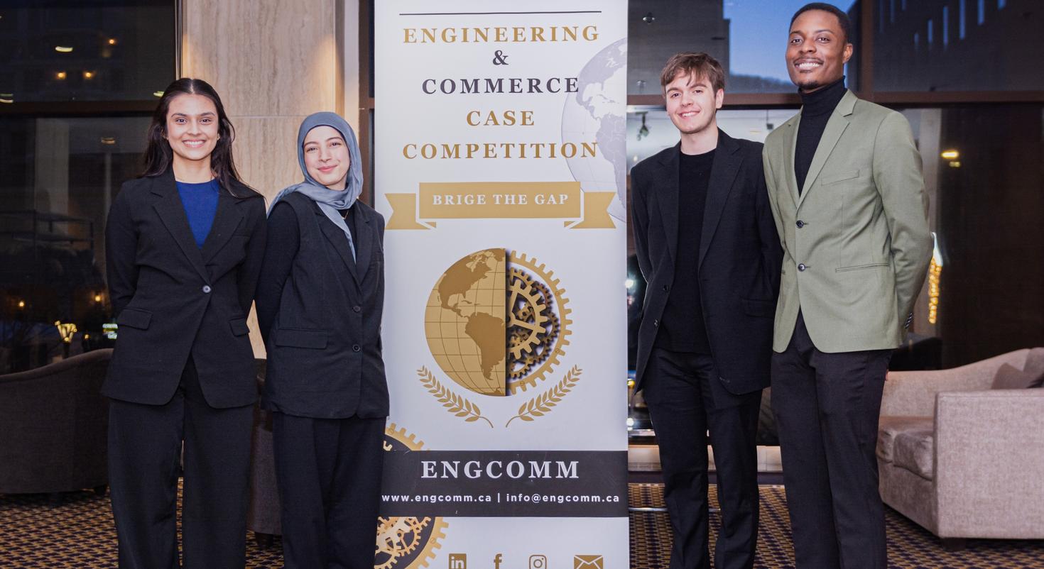 Tanvi Pradhan, Sumayya Kheireddine, Derik Thiessen et Markos Brown devant l'enseigne ENGCOMM.