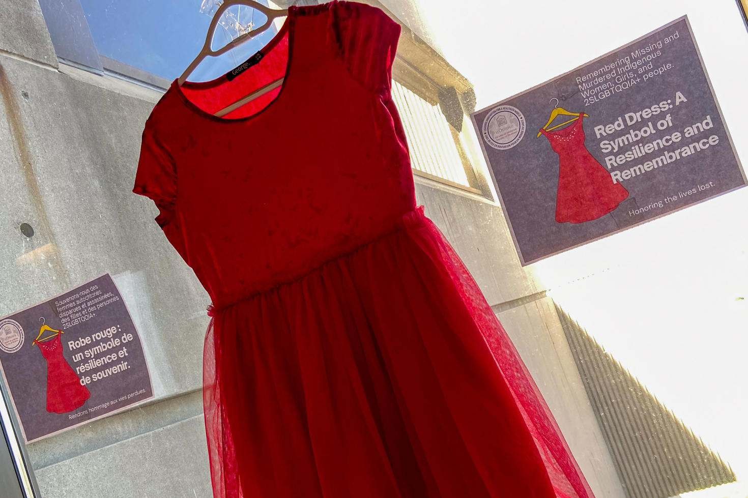 Une robe rouge suspendue au plafond.