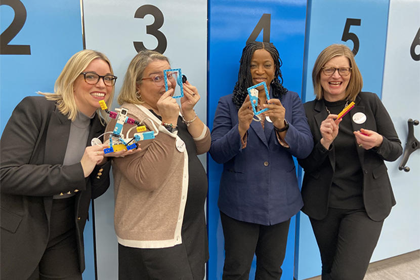 Les membres du corps professoral dans l'edstudiO tenant des legos.