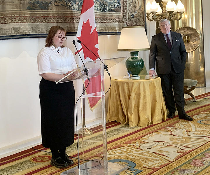 Alexandra Shaw, étudiante au baccalauréat à l’Université d’Ottawa, prenant la parole à l’Ambassade de France au Canada pour la présentation de Choix Goncourt du Canada.