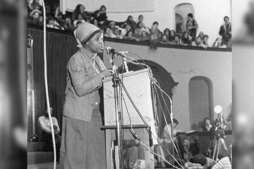 Sherona Hall prononçant un discours lors du rassemblement de la Journée internationale de la femme, Convocation Hall, Université de Toronto (11 mars 1978), Archives et collections spéciales, Université d'Ottawa, 10-001-S3-I226